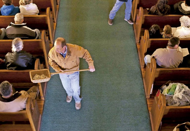 un hombre pasando el cepillo en una parroquia dinero iglesia