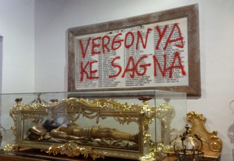 Pintada realizada en la placa de los mártires de la Guerra Civil en la catedral de Ibiza