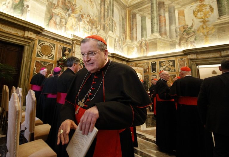El cardenal Raymond L. Burke, durante una reunión de purpurados archivo