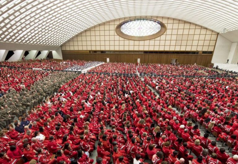 Los miembros de la Cruz Roja italiana, en audiencia con el Papa Francisco/EFE