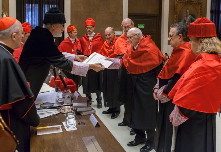 Julio Martínez, rector de la Universidad Pontificia Comillas, entrega el docto honoris causa a