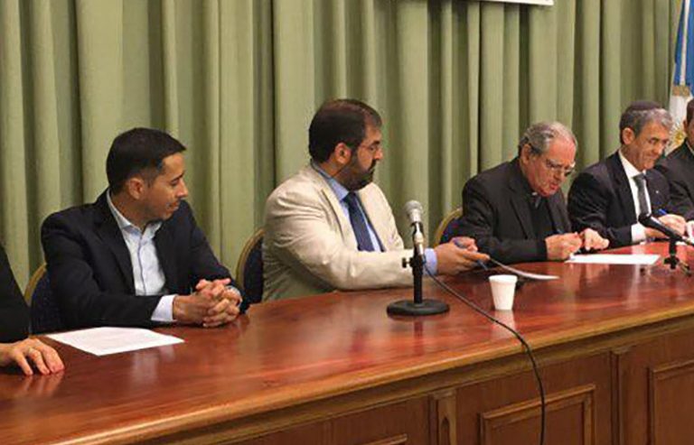 Católicos, musulmanes y judíos firman una declaración por el diálogo y la convivencia en
