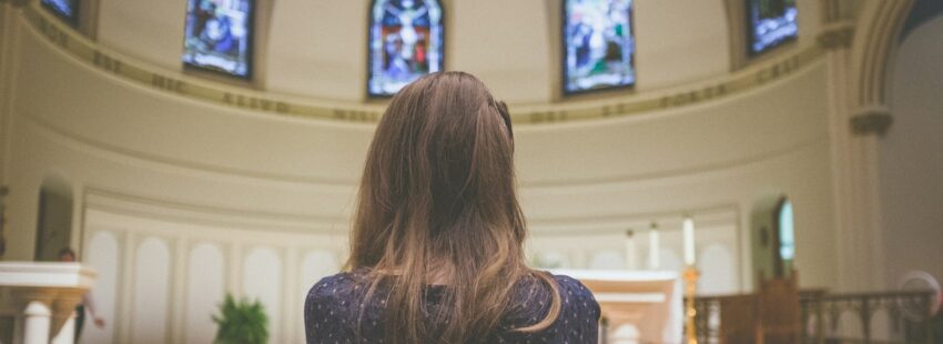 mujer en iglesia