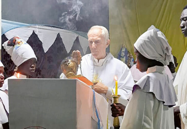 Michael, el párroco de los refugiados de Malakal que les llevó al Papa