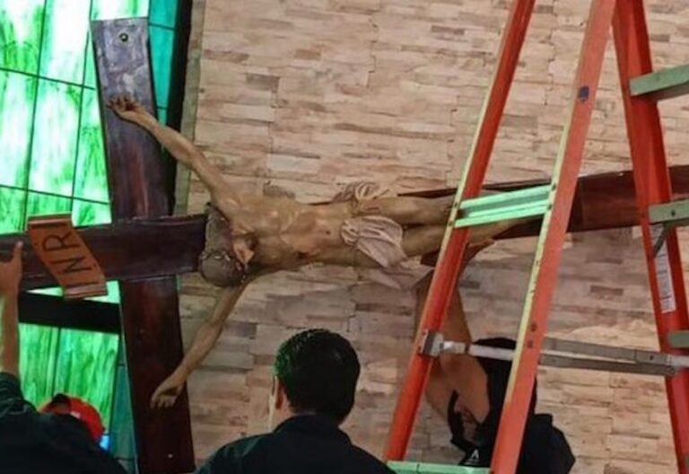 Retiran Cristo de la capilla de la Universidad Centroamericana. Agosto 2023