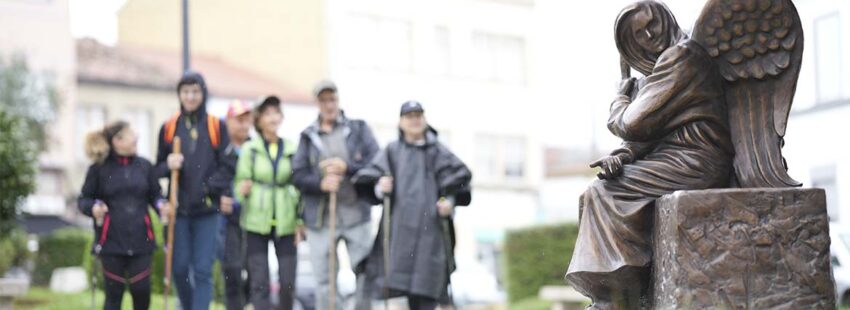 Un ángel recibe a los peregrinos del Camino de Santiago en Melide
