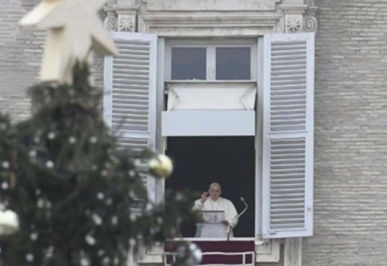 Francisco reza por los mártires de hoy en el ángelus de san Esteban: “La persecución