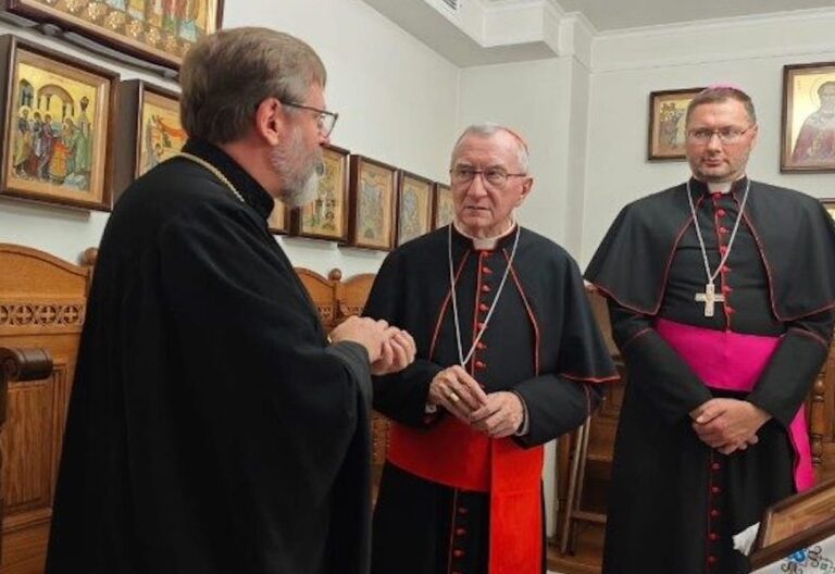 Parolin lleva la “cercanía del Papa” a Ucrania