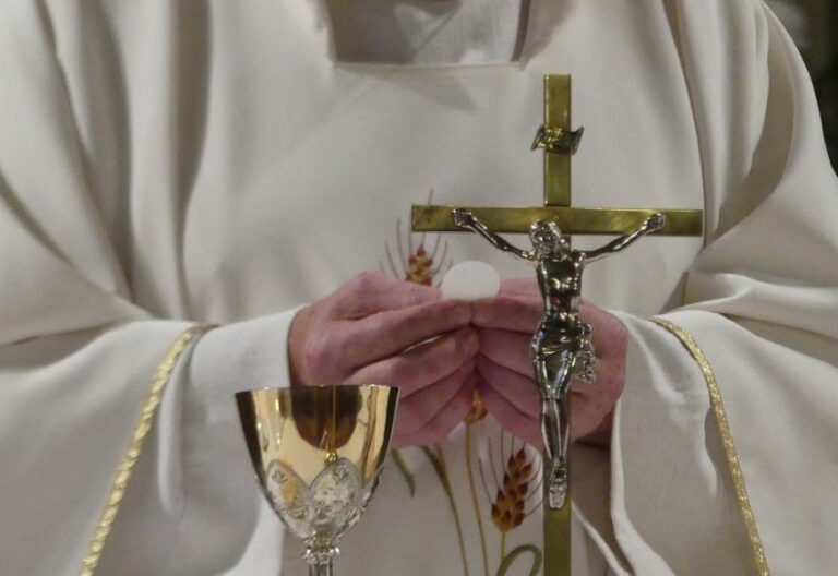 El papa Francisco frena en seco el “comercio” con las misas ofrecidas por los difuntos (y por