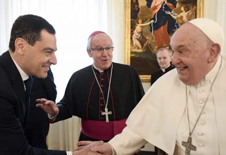 Saiz Meneses y Juanma Moreno, con Francisco: “Es el Papa con más magisterio sobre piedad