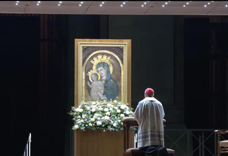 El cardenal Parolin encomienda a María al Papa para que “recupere pronto su salud”