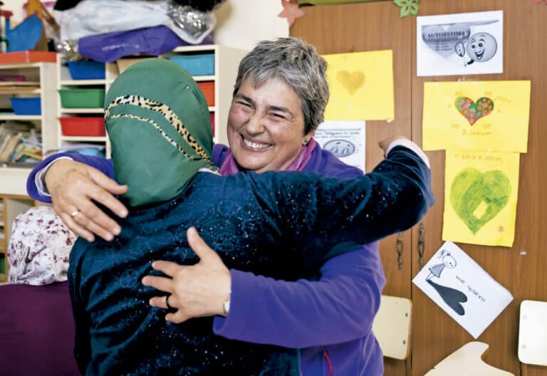 La religiosa de las Hijas de Jesús, con algunas de las mujeres musulmanas que acuden a la
