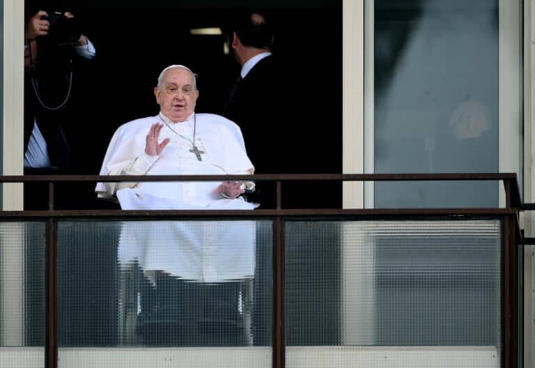 El papa Francisco, durante el saludo a los fieles en el Policlínico Gemelli de Roma