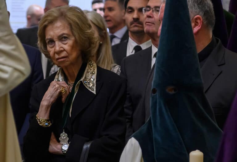 La reina Sofía vive intensamente la ‘madrugá’ de Sevilla entre ovaciones