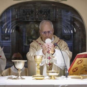 El papa León XIV celebra la eucaristía en las grutas vaticanas