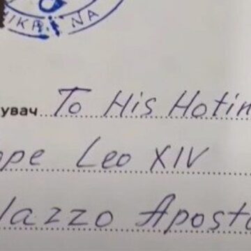 León XIV recibe 100 kilos de cartas cada día